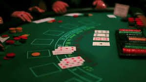 Antarmuka platform creeper yang menampilkan sportsbook, kasino langsung, dan pasar esports